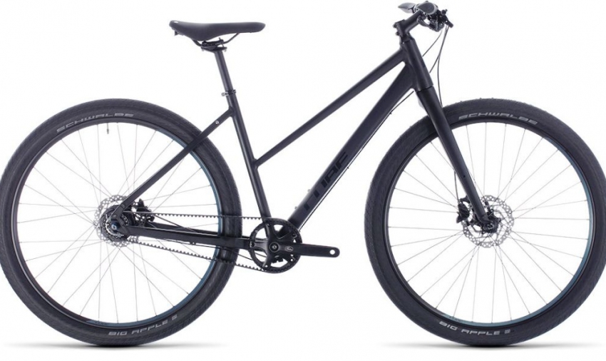 Die Aufnahmen für Schutzbleche und Gepäckträger fügen sich formschön in die klare Linienführung des Bikes ein und die schlanke leichte Gabel sieht nicht nur sexy aus, sie verleiht dem Bike auch ein präzises und agiles Lenkverhalten und sorgt auch auf ruckeligen Straßen für jede Menge Komfort !