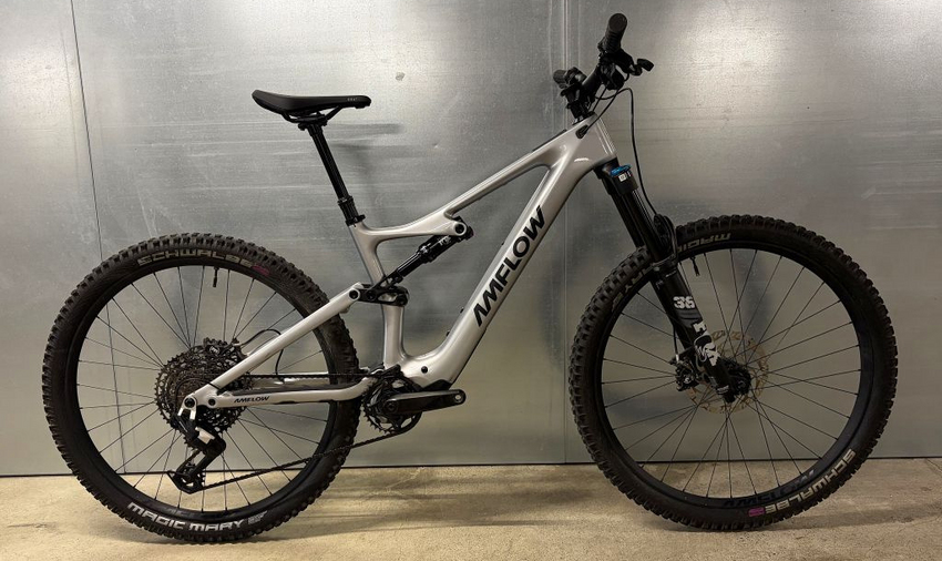 Aktuelles Bild !
Bike befindet sich nach unseren Service - Arbeiten im neuwertigen Zustand !
Service - Arbeiten müssen noch ausgeführt werden !