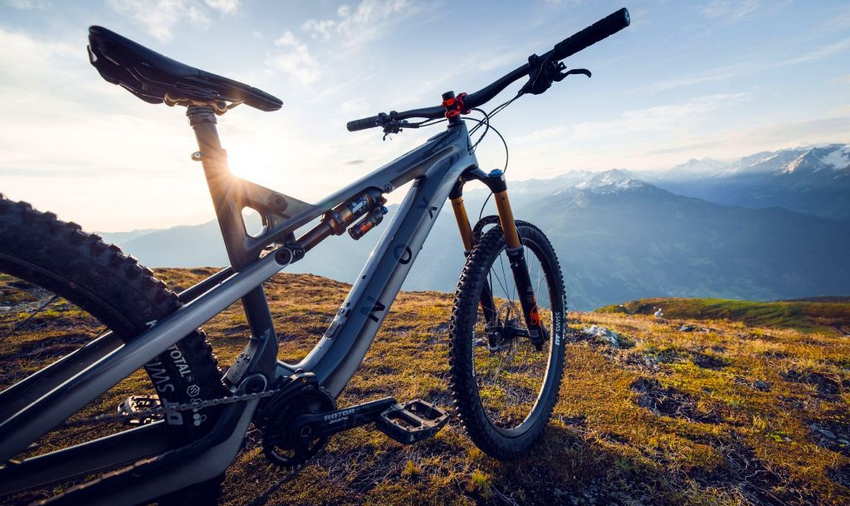 ABBILDUNG MIT CORE AUSSTATTUNG !
Der NOX High-Performance Aluminium-Rahmen mit Integrated Suspension Technology sorgt für ultimative Stabilität und Kontrolle. Dank 180mm Federweg an der Front und 170mm am Heck gleitest du mühelos über jedes Hindernis, während das Mullet-Setup (29”/27,5”) die perfekte Mischung aus Laufruhe und Agilität bietet !