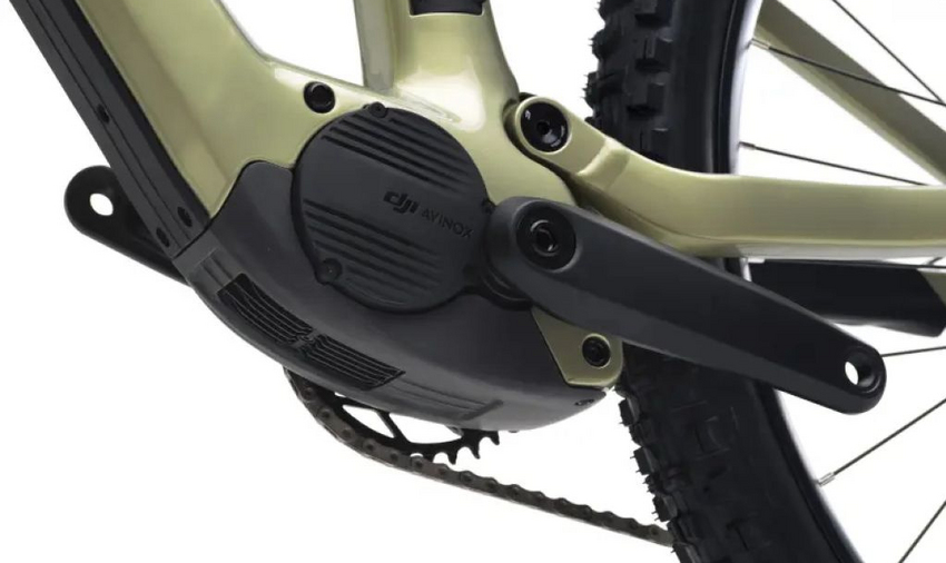 Der Mittelmotor mit einem Gewicht von 2,52 kg bietet eine Dauerleistung von 850 W und ein Drehmoment von 105 Nm. Im Boost-Modus erreicht er kurzfristig bis zu 1000 W und 120 Nm. Er verfügt über fünf Unterstützungsmodi – Eco, Trail, Turbo, Auto und Boost – die über die Avinox App eingestellt werden können !