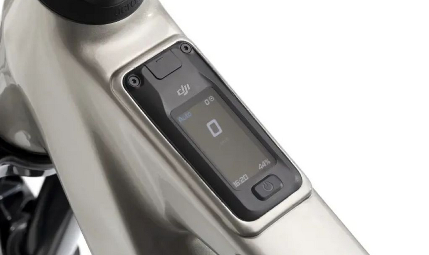 Display, integriert im Rahmen des E-Bikes, verfügt über einen 2