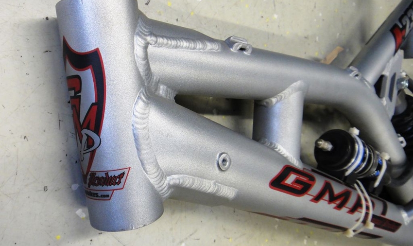 Keine Federgabel bringt den Rahmen in Bedrängniss !