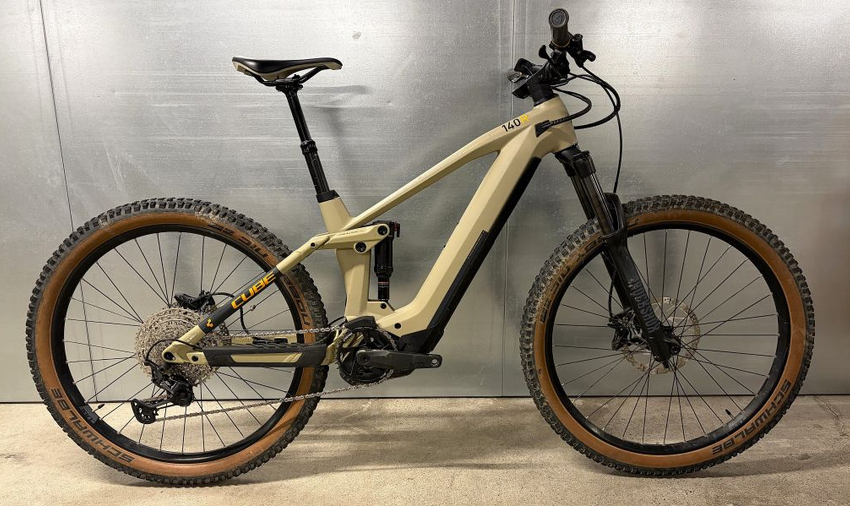 Aktuelles Bild !
Bike befindet sich nach unseren Service - Arbeiten im neuwertigen Zustand !
Service - Arbeiten müssen noch ausgeführt werden !