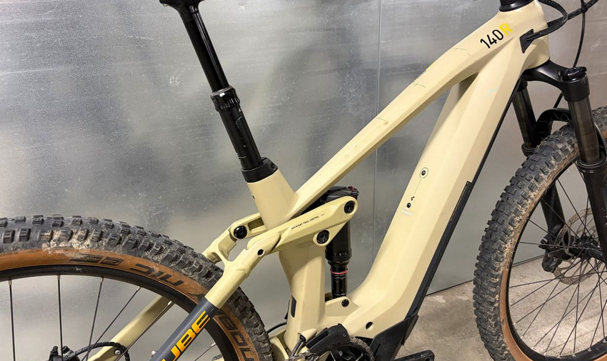Aktuelles Bild !
Bike befindet sich nach unseren Service - Arbeiten im neuwertigen Zustand !
Service - Arbeiten müssen noch ausgeführt werden !