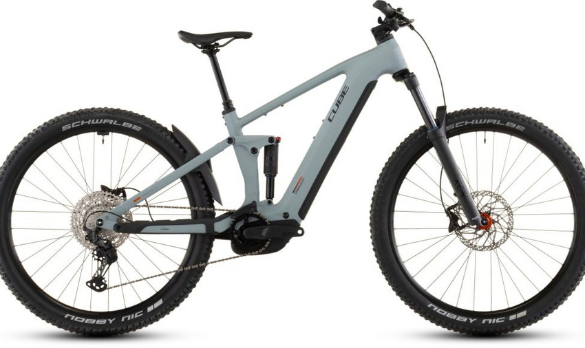Wer anspruchsvolle Trails im Sinn hat, hat vermutlich das Stereo Hybrid ONE44 Pro 800 unterm Sattel. Dank seiner 140mm Luftfedergabel und dem passenden Dämpfer aus dem Hause Suntour kleben die geschmeidig rollenden Schwalbe Nobby Nic 2.6 Zoll Pneus förmlich auf dem Trail !