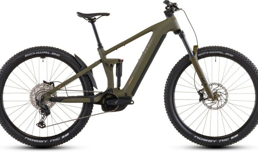 Wer anspruchsvolle Trails im Sinn hat, hat vermutlich das Stereo Hybrid ONE44 Pro 800 unterm Sattel. Dank seiner 140mm Luftfedergabel und dem passenden Dämpfer aus dem Hause Suntour kleben die geschmeidig rollenden Schwalbe Nobby Nic 2.6 Zoll Pneus förmlich auf dem Trail !