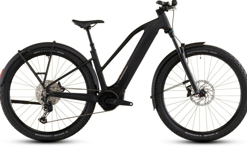 Der Rahmen des Reaction Hybrid FE steckt voller cleverer Features – und damit meinen wir nicht nur die integrierten Schutzbleche, den Gepäckträger, die Beleuchtung und den Seitenständer. Sein 800Wh starker PowerTube Akku fügt sich gemeinsam mit dem Bosch CX Motor sicher, sauber und formschön ins Design ein. Zudem ist das Chassis PowerMore-ready, das heißt, es können bei Bedarf weitere 250Wh mitfahren !