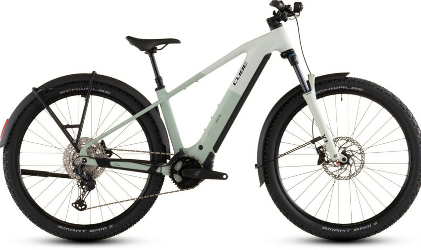 Der Rahmen des Reaction Hybrid FE steckt voller cleverer Features – und damit meinen wir nicht nur die integrierten Schutzbleche, den Gepäckträger, die Beleuchtung und den Seitenständer. Sein 800Wh starker PowerTube Akku fügt sich gemeinsam mit dem Bosch CX Motor sicher, sauber und formschön ins Design ein. Zudem ist das Chassis PowerMore-ready, das heißt, es können bei Bedarf weitere 250Wh mitfahren !