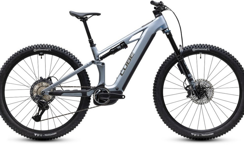 Trail-Kompetenz trifft smarte Technologie: Das Stereo Hybrid ONE44 HPC SLX Evo kombiniert den Carbon-Hauptrahmen und den kraftvollen Bosch CX Antrieb mit zwei echten Highlights – der elektronischen Shimano XT Di2 Schaltung und den hydraulische ABS Pro Scheibenbremsen. Das Ergebnis ist ein Bike, das auf dem Trail präzise, intuitiv und kontrolliert unterwegs ist !
