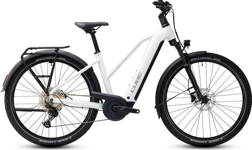 Alles dran, was wichtig ist: Mit dem vielseitigen Nuride Hybrid Performance 720 geht's souverän dem Horizont entgegen! Das Bike ist mit unterschiedlichen Rahmenformen und -größen erhältlich, dazu haben wir praktisches Zubehör verbaut. Außerdem einen Bosch Performance Motor, der von einem 720 Wh Akku gespeist wird. Das perfekte E-Bike-Komplettpaket !