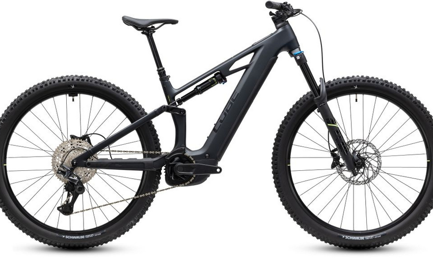 Trail-Abenteuer beginnen dort, wo Neugier auf Können trifft. Das Stereo Hybrid ONE44 HPC Race kombiniert einen Hauptrahmen aus Carbon mit einem sensibel ansprechenden Fox Fahrwerk und dem kraftvollen Bosch CX Antrieb. Das Ergebnis: ein sportliches E-Trail-Bike, das auf flowigen Strecken genauso überzeugt wie in anspruchsvollem Gelände. !