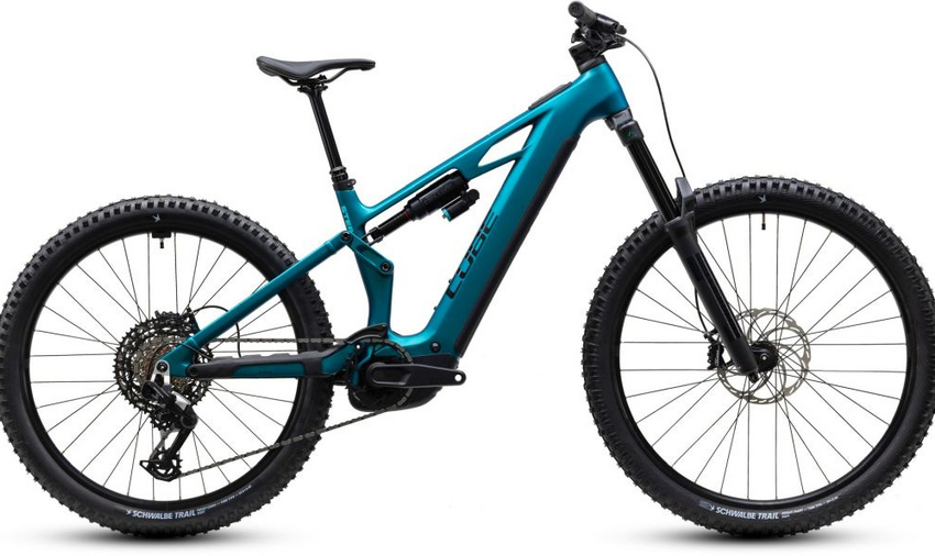Die Metallicpetrol'n'Black Lackierung verleiht dem Stereo Hybrid ONE77 HPC Race mit ihrem tiefen Metallic-Schimmer einen ebenso markanten wie dynamischen Auftritt. Passend dazu steckt unter der Oberfläche ein kompromisslos auf anspruchsvolle Trails ausgelegtes Konzept aus Carbonrahmen, Mullet-Set-up und Bosch CX Antrieb. Bereit für große Berge, lange Abfahrten und jede Menge neue Lines !