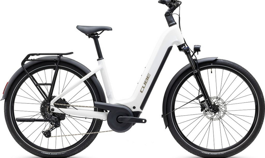 Ein Bike, unzählige Möglichkeiten: Mit seinem cleveren Design, komfortablen Handling und praktischen Zubehör beweist sich das Touring Hybrid ONE als flexibler Begleiter für alles, was ansteht – ob Arbeitsweg oder Freizeiteinsatz. Ebenso mit an Bord sind ein leistungsstarker Bosch Performance Antrieb mit 600 Wh Akku und ein semi-integrierter Gepäckträger SIC 2.1. Das perfekte Alltagsrad !