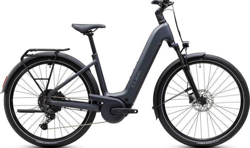 Ein Bike, unzählige Möglichkeiten: Mit seinem cleveren Design, komfortablen Handling und praktischen Zubehör beweist sich das Touring Hybrid ONE als flexibler Begleiter für alles, was ansteht – ob Arbeitsweg oder Freizeiteinsatz. Ebenso mit an Bord sind ein leistungsstarker Bosch Performance Antrieb mit 600 Wh Akku und ein semi-integrierter Gepäckträger SIC 2.1. Das perfekte Alltagsrad !