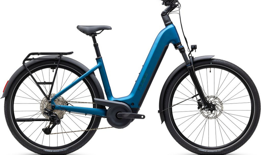 Auf der Suche nach einem richtig guten Bike? Dann ist das Touring Hybrid Pro mit Bosch PX Antrieb die richtige Wahl. Nicht nur, weil wir dank verschiedenen Rahmenvarianten und -größen für alle Anforderungen die ideale Passform und Optik im Programm haben. Sondern auch wegen des praktischen Zubehörs wie Gepäckträger, Schutzbleche, Lichter und Seitenständer. Aufsitzen, los geht's !