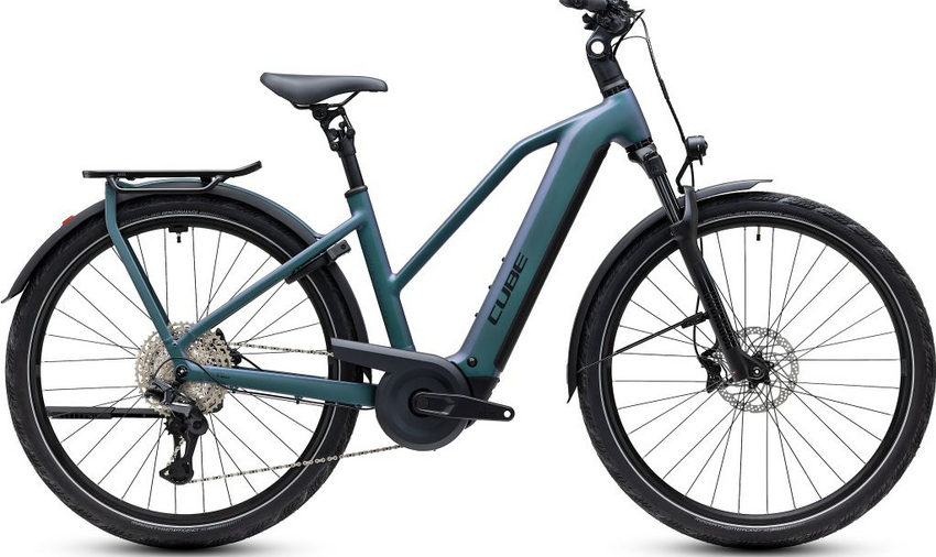 Unser CUBE Kathmandu Hybrid Pro steht für ultimative Flexibilität auf zwei Rädern und bringt dafür einen kraftvollen Bosch CX Antrieb sowie eine komfortable RockShox Luftfedergabel mit. Auf dem stabilen und elegant integrierten Gepäckträger IC 3.0 findet alles Platz, was auf Tour dabei sein muss. Der Motor mit 800 Wh Bosch PowerTube Akku ist so sauber und ästhetisch ins Rahmendesign integriert, dass er optisch kaum in Erscheinung tritt – seine kraftvolle Unterstützung dafür umso mehr !
