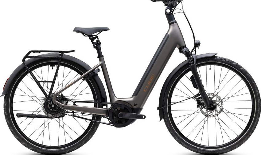Unkompliziert durch die Stadt und über Land – und alles dabei, was mit muss? Kein Problem mit dem Supreme Hybrid Deluxe SLX. Auf den ersten Blick vielleicht unscheinbar, hat dieses Bike einen kraftvollen Bosch Performance PX Motor unter der Haube, den ein 600 Wh Akku effizient vorwärtstreibt. Dazu kommt das raffinierte Design von CUBE. So bequem und praktisch kann City-Biken sein !