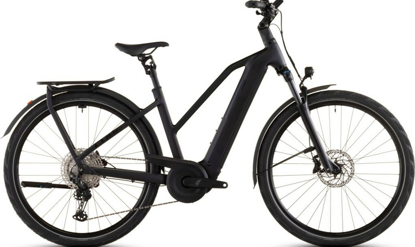 Elegantes, zeitloses Design – das ist das CUBE Kathmandu Hybrid. Auf den ersten Blick zumindest. Ein zweiter gibt den Weg frei auf jede Menge Innovationen und clevere Details. Dabei ist der samt 800Wh PowerTube Akku ästhetisch und sauber ins Design integrierte CX Motor von Bosch nur eins der Highlights !