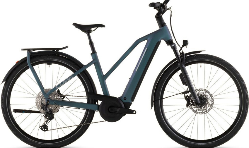 Elegantes, zeitloses Design – das ist das CUBE Kathmandu Hybrid. Auf den ersten Blick zumindest. Ein zweiter gibt den Weg frei auf jede Menge Innovationen und clevere Details. Dabei ist der samt 800Wh PowerTube Akku ästhetisch und sauber ins Design integrierte CX Motor von Bosch nur eins der Highlights. Ein weiteres ist unsere Efficient Comfort Geometry, die harmonisch mit der 100mm Federgabel Hand in Hand arbeitet, was die Kontrolle vor allem bei schwierigen Bedingungen optimiert !
