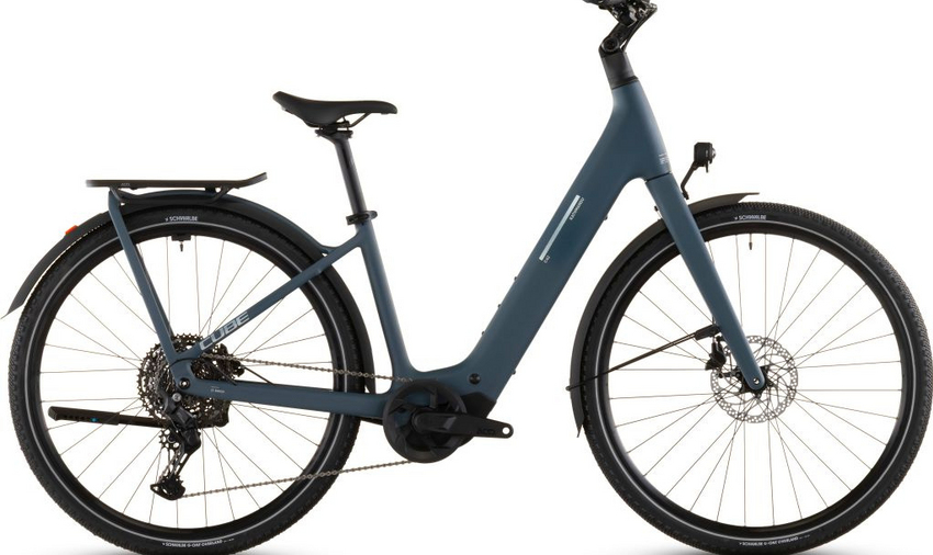 In Sachen Gewichtsersparnis hat das CUBE Kathmandu Hybrid C:62 Pro gleich zwei Asse im Ärmel. Zum einen den C:62® Carbonrahmen samt Carbongabel und unserem superbelastbaren integrierten Gepäckträger IC 3.0. Damit zeigt es sich ebenso vielseitig wie leicht und agil. Zum anderen sein leichtes Bosch SX Antriebssystem mit bis zu 60 Nm Drehmoment, das von einem 400 Wh starken Akku gespeist wird !