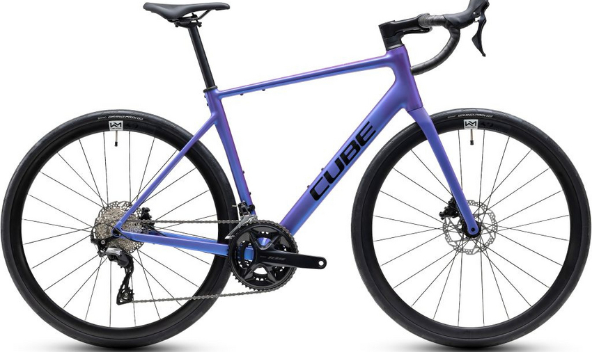 Die elegante, semi-aerodynamische Linienführung des Attain SLX Aluminiumrahmens samt Vollcarbongabel ist nicht nur superschön anzusehen, das Bike fährt sich auch dynamisch, komfortabel und effizient. Damit sind Bestleistungen möglich – jederzeit, auch bei richtig langen Ausfahrten !