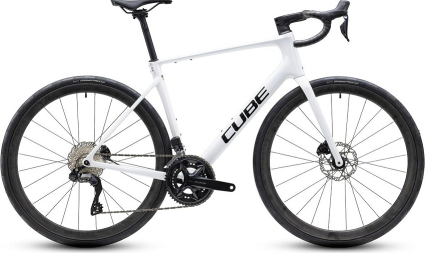 Ob in der Freizeit oder beim ambitionierten Training – Radfahren soll vor allem Spaß machen! Dank Carbonrahmen und -gabel verbindet das Attain C:62 SLX sportliche Performance mit hohem Fahrkomfort. Dazu kommen hochwertige Komponenten für ein sensationelles Fahrgefühl und echte Langstreckenqualität !