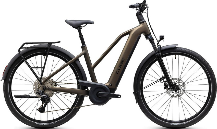 Auf der Suche nach einem richtig guten Bike? Dann ist das Touring Hybrid Pro mit Bosch PX Antrieb die richtige Wahl. Nicht nur, weil wir dank verschiedenen Rahmenvarianten und -größen für alle Anforderungen die ideale Passform und Optik im Programm haben. Sondern auch wegen des praktischen Zubehörs wie Gepäckträger, Schutzbleche, Lichter und Seitenständer. Aufsitzen, los geht's !