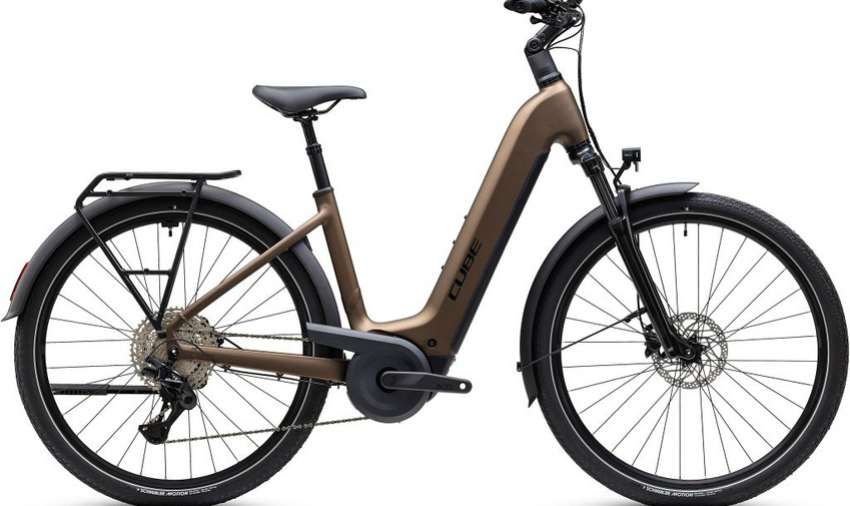 Auf der Suche nach einem richtig guten Bike? Dann ist das Touring Hybrid Pro mit Bosch PX Antrieb die richtige Wahl. Nicht nur, weil wir dank verschiedenen Rahmenvarianten und -größen für alle Anforderungen die ideale Passform und Optik im Programm haben. Sondern auch wegen des praktischen Zubehörs wie Gepäckträger, Schutzbleche, Lichter und Seitenständer. Aufsitzen, los geht's !