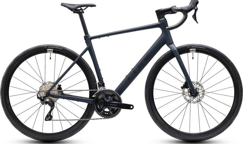 Die elegante, semi-aerodynamische Linienführung des Attain SLX Aluminiumrahmens samt Vollcarbongabel ist nicht nur superschön anzusehen, das Bike fährt sich auch dynamisch, komfortabel und effizient. Damit sind Bestleistungen möglich – jederzeit, auch bei richtig langen Ausfahrten !