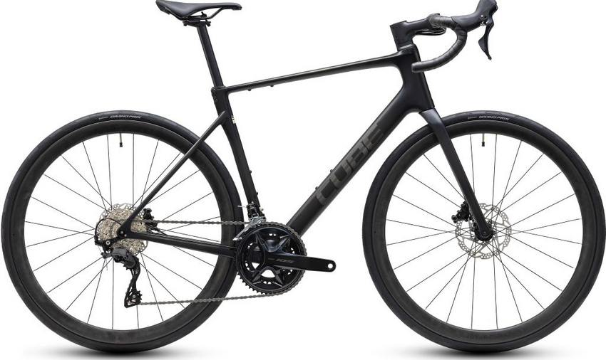 Wer mit ehrgeizigen Zielen in den Sattel steigt, braucht ein Rennrad, das Tempo, Effizienz und Fahrkomfort gekonnt verbindet. Eins wie das Attain C:62 Race. Sein leichter, semi-aerodynamischer Carbonrahmen samt passender Vollcarbongabel sorgt für ein direktes, agiles Fahrgefühl und bleibt selbst auf langen Strecken angenehm komfortabel. Für Speed und Fahrspaß ohne Ende !