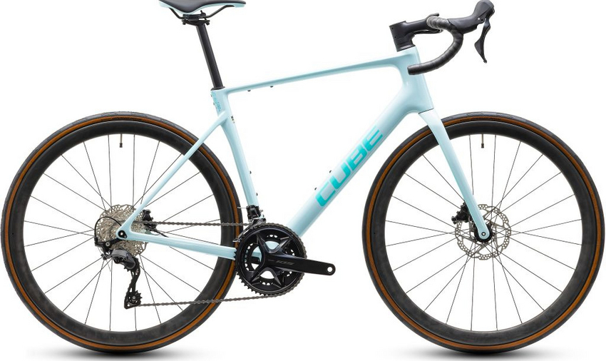 Wer mit ehrgeizigen Zielen in den Sattel steigt, braucht ein Rennrad, das Tempo, Effizienz und Fahrkomfort gekonnt verbindet. Eins wie das Attain C:62 Race. Sein leichter, semi-aerodynamischer Carbonrahmen samt passender Vollcarbongabel sorgt für ein direktes, agiles Fahrgefühl und bleibt selbst auf langen Strecken angenehm komfortabel. Für Speed und Fahrspaß ohne Ende !