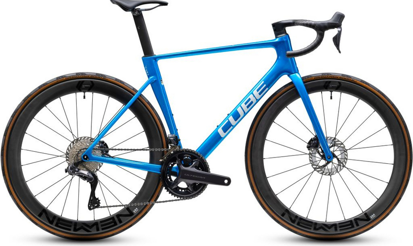 Blackpearl'n'Black – dezenter kann ein Highend-Rennrad kaum auftreten und gleichzeitig so viel Präsenz ausstrahlen. Unter dem tiefschwarzen Finish schimmert die feine Struktur des C:68X® Carbonrahmens subtil hindurch und verleiht dem Litening AIR Race einen ebenso technischen wie zeitlosen Look. Doch dieses Bike will nicht nur gut aussehen: Mit seinem extrem leichten Carbonchassis und den zahlreichen rennerprobten Komponenten ist es gemacht für schnelle Beine, harte Antritte und große Tage in den Bergen !