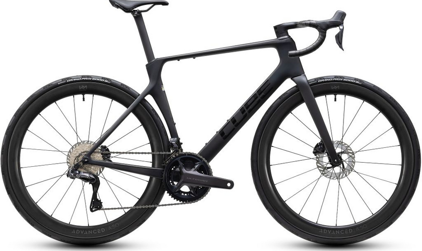 Wer Rennen fährt oder trainiert, weiß: Entscheidend ist das Zusammenspiel aller Komponenten. Beim Agree C:62 Pro greifen Carbon-Chassis, Aerodynamik und rennerprobte Ausstattung perfekt ineinander. Das Ergebnis ist ein Rennrad, das auf schnelle Trainingsfahrten ebenso überzeugt wie im ambitionierten Wettkampfeinsatz. Einklicken – und den Unterschied spüren !