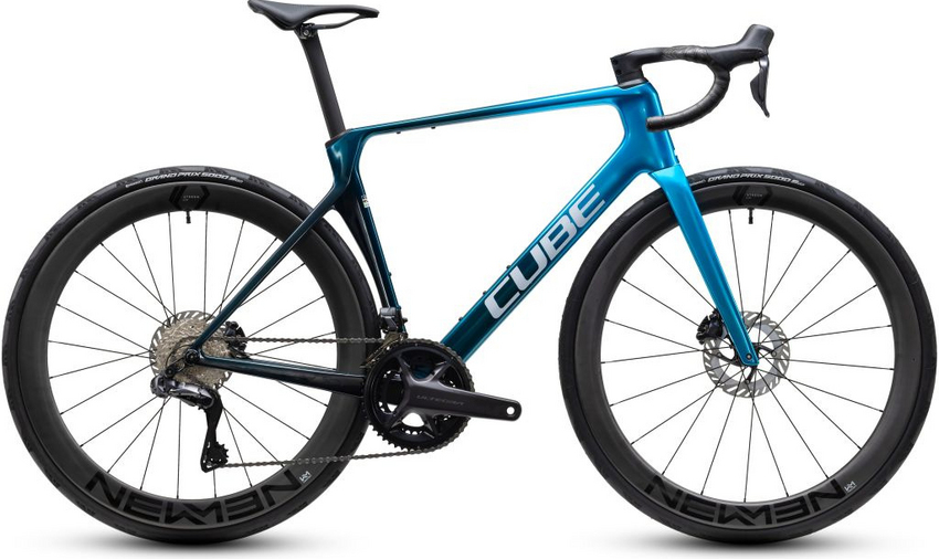 Mit dem Agree C:62 Race rücken hohe Geschwindigkeiten ganz selbstverständlich in den Fokus. Das aerodynamische C:62® Carbon-Chassis mit Vollcarbongabel verbindet effiziente Kraftübertragung mit ausgewogenem Fahrkomfort – ideal für schnelle Trainingsrunden, anspruchsvolle Rennen und lange Tage im Sattel !