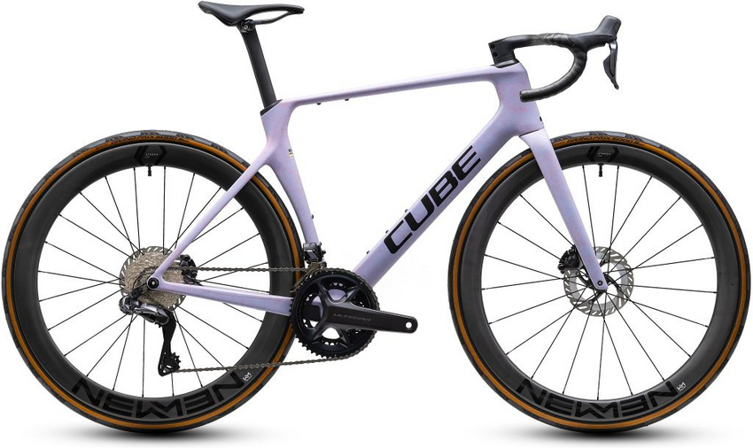 Mit dem Agree C:62 Race rücken hohe Geschwindigkeiten ganz selbstverständlich in den Fokus. Das aerodynamische C:62® Carbon-Chassis mit Vollcarbongabel verbindet effiziente Kraftübertragung mit ausgewogenem Fahrkomfort – ideal für schnelle Trainingsrunden, anspruchsvolle Rennen und lange Tage im Sattel !