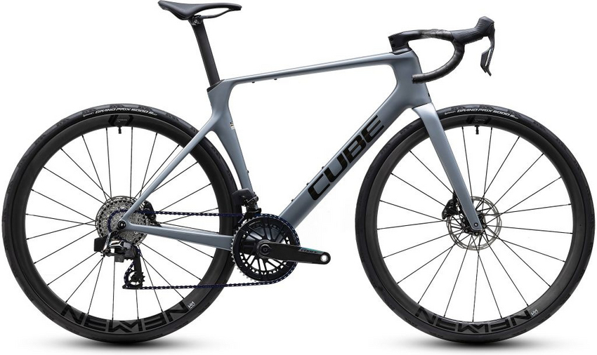 Das Agree C:62 SLX bringt modernste Carbontechnologie, Aerodynamik und High-End-Komponenten in perfekter Balance zusammen. Das leichte C:62® Carbon-Chassis mit Vollcarbongabel und IC Aero Cockpit schneidet effizient durch den Wind und sorgt für ein direktes, präzises Fahrgefühl – egal, ob im Rennen oder auf der schnellen Trainingsrunde !