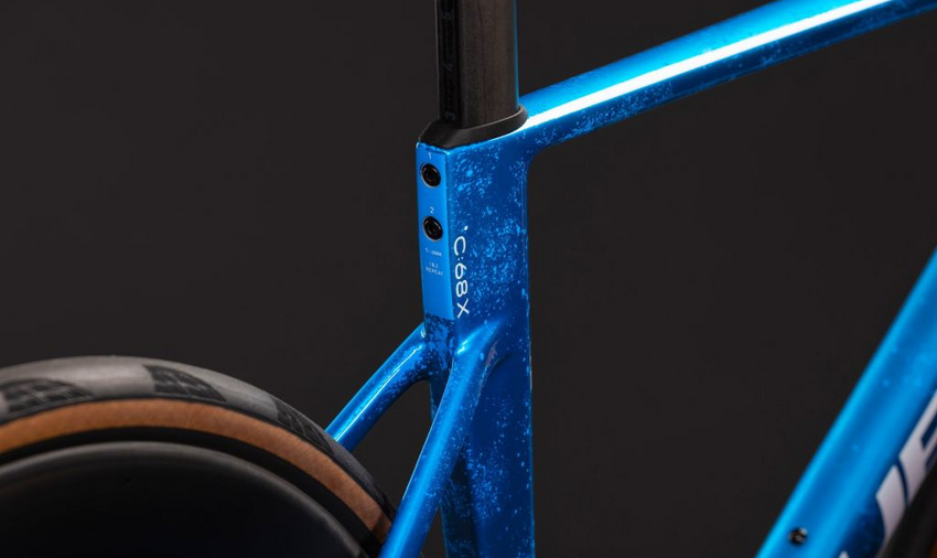 Die außergewöhnliche Bluetwister'n'Prizm Lackierung mit holografischen Details setzt die filigranen Rohrformen des C:68X® Carbonrahmens eindrucksvoll in Szene und verleiht dem Bike einen unverwechselbaren Auftritt !