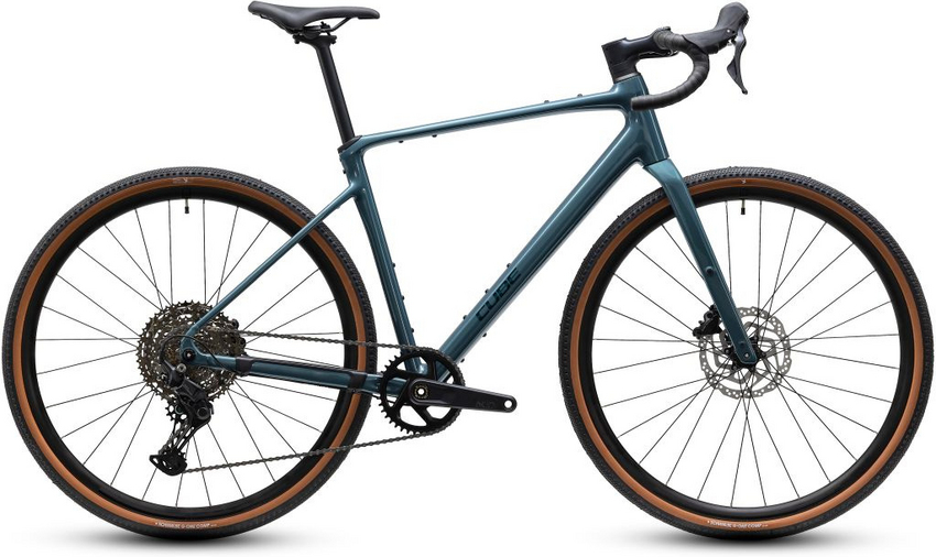 So schnell wie ein Rennrad, so vielseitig wie ein Mountainbike und robust genug für Schotter, Waldwege und spontane Umwege: Das Nuroad Pro fühlt sich fast überall zuhause. Breite, griffige Reifen, eine komfortable Vollcarbongabel, die breit gefächerte Shimano Schaltung und leistungsstarke hydraulische Scheibenbremsen machen dieses Bike zum perfekten Partner für Gravel-Feeling und neue Lieblingsstrecken !
