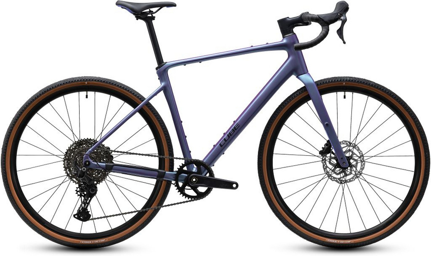 So schnell wie ein Rennrad, so vielseitig wie ein Mountainbike und robust genug für Schotter, Waldwege und spontane Umwege: Das Nuroad Pro fühlt sich fast überall zuhause. Breite, griffige Reifen, eine komfortable Vollcarbongabel, die breit gefächerte Shimano Schaltung und leistungsstarke hydraulische Scheibenbremsen machen dieses Bike zum perfekten Partner für Gravel-Feeling und neue Lieblingsstrecken !