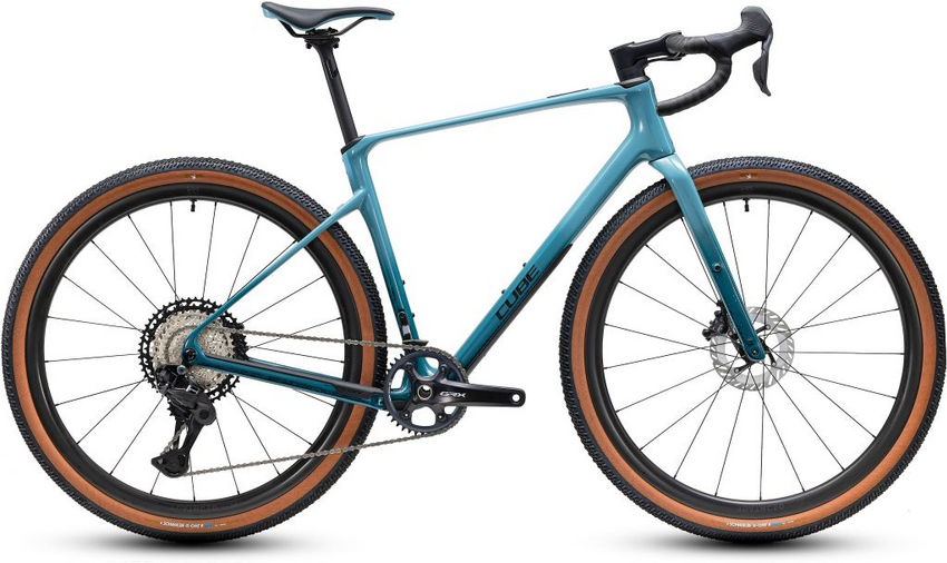 Dezenter Surf-Vibe trifft auf schnelle Gravel-Performance: Das Nuroad im Surfblue'n'Black Look bringt mit seinem sichtbaren C:62® Carbonrahmen genau die Mischung aus Style und Dynamik auf den Punkt. Sieht nach entspannten Küstenstraßen aus, fühlt sich auf schnellen Schotterpassagen aber erst richtig zuhause. Dazu kommen ein Kurbelsatz mit Powermeter, die elektronische 12-fach Schaltung und leichte Carbonlaufräder. Gravel-Power auf der perfekten Wellenlänge !