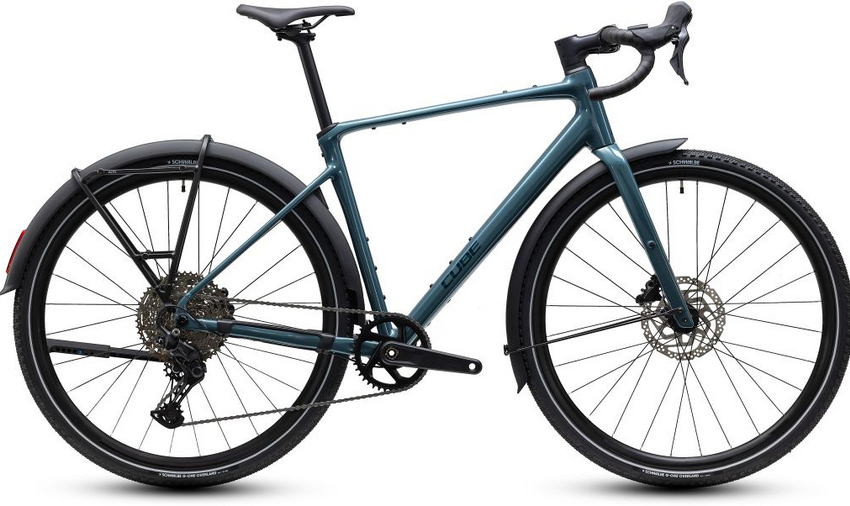Das Nuroad Pro FE verbindet die Vielseitigkeit eines modernen Gravel-Bikes mit dem Komfort und der Alltagstauglichkeit eines Tourers und dem Speed unserer Rennräder. Schutzbleche, Gepäckträger, Lichtanlage und Seitenständer gehören bereits zur Vollausstattung und machen das Bike bereit für Pendelstrecken, Wochenendtouren und spontane Gravel-Abenteuer. Ganz egal, wohin die Reise geht !