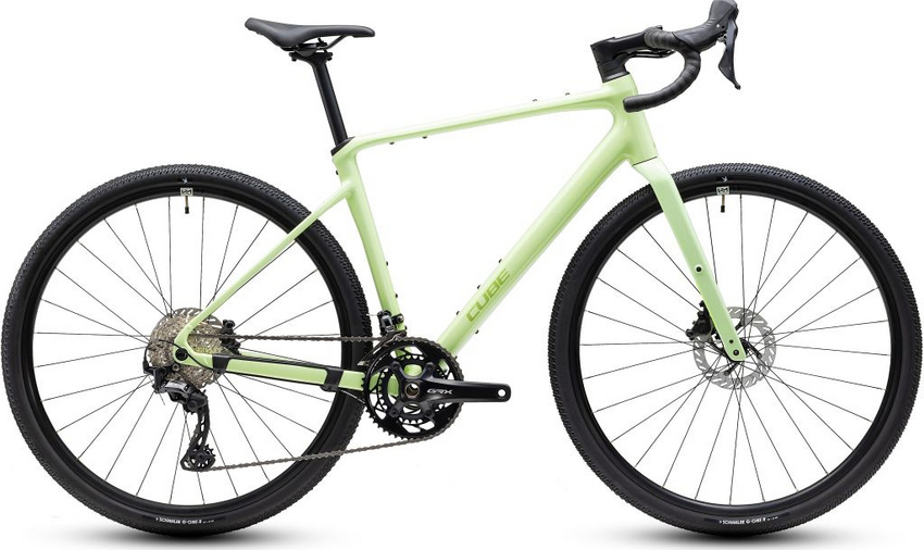 Das Nuroad Race verbindet sportliches Handling mit genau der Vielseitigkeit, die moderne Gravel-Bikes so besonders macht. Sein eleganter Rahmen samt komfortabler Vollcarbongabel sorgt für ein direktes, angenehmes Fahrgefühl auf Asphalt, Schotter und allem dazwischen. Gleichzeitig liefert die Shimano GRX 2x12-fach Schaltung eine enorme Übersetzungsbandbreite für schnelle Straßenkilometer, steile Anstiege und längere Gravel-Touren !