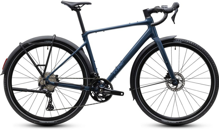 Das Nuroad Race FE verbindet sportliches Gravel-Handling mit hoher Alltagstauglichkeit und jeder Menge Tourenpotenzial. Sein eleganter Rahmen mit glatten Rohrverbindungen im Smooth Welding Verfahren und sauber integriertem Cable Routing sorgt für einen besonders cleanen Look. Gleichzeitig bringt die Vollausstattung mit Schutzblechen, Lichtanlage, Seitenständer und semi-integriertem SIC 2.1 Gepäckträger alles mit, was für Pendelstrecken, Wochenendtouren und Bikepacking wichtig ist. Die robuste Shimano GRX 2x12-fach Schaltung liefert eine große Übersetzungsbandbreite für lange Anstiege, schnelle Asphaltstücke und entspannte Gravel-Kilometer !