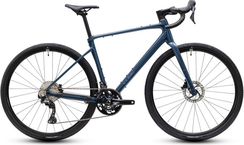 Das Nuroad Race verbindet sportliches Handling mit genau der Vielseitigkeit, die moderne Gravel-Bikes so besonders macht. Sein eleganter Rahmen samt komfortabler Vollcarbongabel sorgt für ein direktes, angenehmes Fahrgefühl auf Asphalt, Schotter und allem dazwischen. Gleichzeitig liefert die Shimano GRX 2x12-fach Schaltung eine enorme Übersetzungsbandbreite für schnelle Straßenkilometer, steile Anstiege und längere Gravel-Touren !