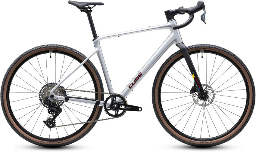 Wer Asphalt und markierte Wege gern hinter sich lässt, weil's einfach Spaß macht, wird das Nuroad SLX lieben. Sein elegant konstruierter Rahmen aus High Performance Aluminium harmoniert perfekt mit der vibrationsdämpfenden Vollcarbongabel und sorgt für ein angenehm direktes, sportliches Fahrgefühl !