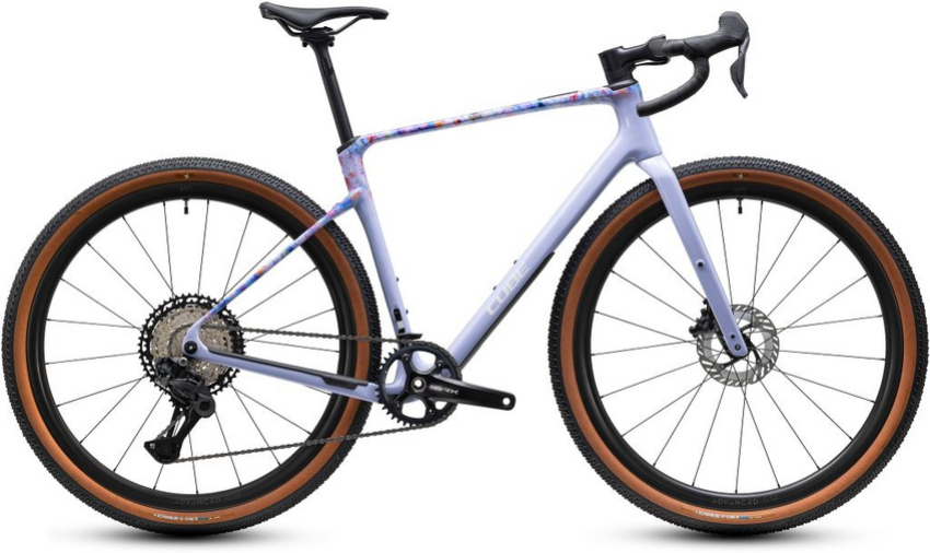 Inklusive in Black !Schnell, leicht und mit richtig viel Gravel-Feeling: Im Chassis des Nuroad C:62 steckt unser Know-how rund um moderne Carbonrahmen für adrenalingeladene Einsätze auf Schotter, Waldwegen und allem dazwischen. Die großzügige Reifenfreiheit ermöglicht die Montage von bis zu 50 mm breiten Reifen – oder 45 mm breiten Pneus inklusive Schutzblechen. Eine integrierte Sattelklemmung und semi-integrierte Züge sorgen dabei für einen besonders cleanen und eleganten Look !