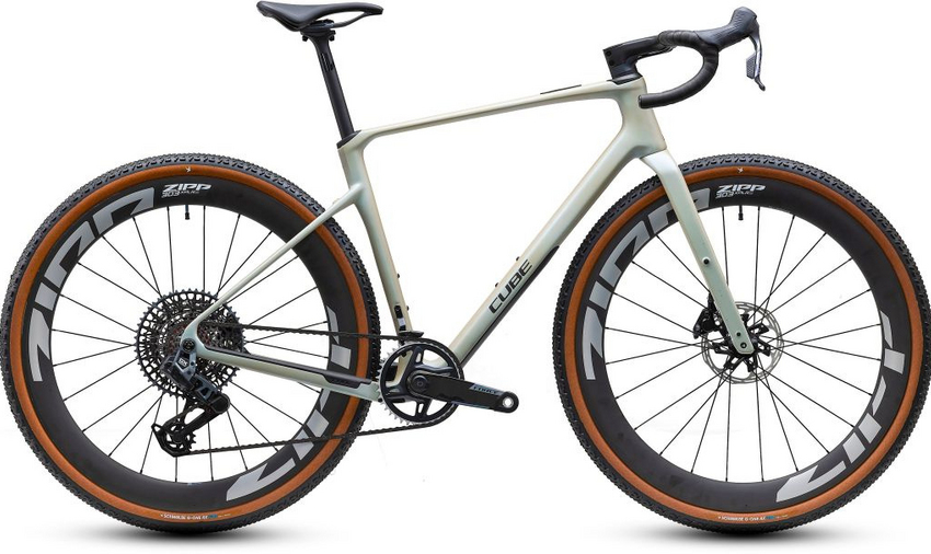 Viele Wege führen nach Rom – beziehungsweise zu einem Bike, das in Sachen Power und Performance keine Kompromisse macht. Der leichte C:62® Carbonrahmen des Nuroad C:62 SLX harmoniert mit dem aerodynamischen IC Race Cockpit und sorgt für ein direktes, sportliches Fahrgefühl auf schnellen Schotterpassagen und langen Highspeed-Lines. Die Zipp 303 XPLR Laufräder mit ihren tiefen Felgen bringen zusätzliche Aerodynamik ins Set-up und halten das Tempo selbst auf roughen Untergründen beeindruckend hoch !
