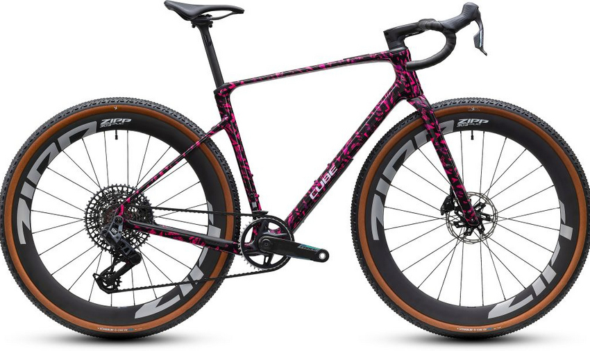 Viele Wege führen nach Rom – beziehungsweise zu einem Bike, das in Sachen Power und Performance keine Kompromisse macht. Der leichte C:62® Carbonrahmen des Nuroad C:62 SLX harmoniert mit dem aerodynamischen IC Race Cockpit und sorgt für ein direktes, sportliches Fahrgefühl auf schnellen Schotterpassagen und langen Highspeed-Lines. Die Zipp 303 XPLR Laufräder mit ihren tiefen Felgen bringen zusätzliche Aerodynamik ins Set-up und halten das Tempo selbst auf roughen Untergründen beeindruckend hoch !