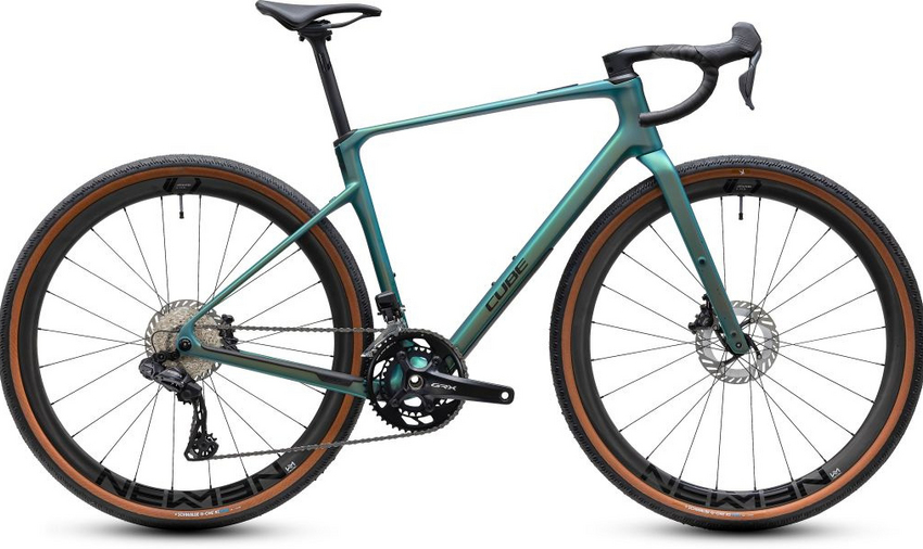 Wer beim Training und auf langen Gravel-Rides Wert auf Effizienz, Kontrolle und modernes Handling legt, wird das Nuroad C:62 Race lieben. Sein leichter C:62® Carbonrahmen samt komfortabler Vollcarbongabel sorgt für ein direktes, ruhiges Fahrgefühl und bleibt selbst auf langen Distanzen angenehm souverän. Gleichzeitig ermöglichen Befestigungspunkte für Schutzbleche und Gepäckträger eine flexible Anpassung an Tour, Alltag oder Race-Day. Das IC Aero Cockpit bringt eine Extraportion Aerodynamik ins Setup. Die elektronische Shimano GRX Di2 2x12-fach Schaltung reagiert blitzschnell auf Tempowechsel und hält selbst auf langen Schotteranstiegen den Rhythmus hoch. Der integrierte 4iiii Powermeter an der GRX Kurbel liefert dabei sämtliche Performance-Daten direkt mit. Auf den leichten Newmen Advanced X.R.36 Laufrädern entfalten die schnellen 45mm breiten Schwalbe G-One RS Pro Reifen ihr volles Potenzial und verbinden viel Speed mit überraschend viel Kontrolle auf losem Untergrund !