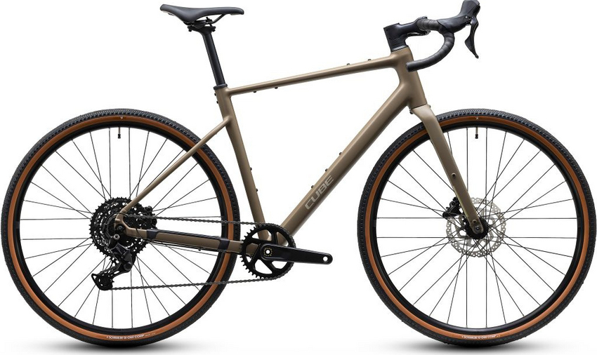Schnell, agil, robust, vielseitig: Wer genau das von einem Bike erwartet, wird das Nuroad ONE lieben. Mit seiner leichten Aluminiumgabel, dem flexibel anpassbaren Rahmen, griffigen sowie komfortablen Pneus und der breit gefächerten Schaltung fühlt es sich auf Asphalt genauso zuhause wie auf Schotter. Schutzbleche und Gepäckträger lassen sich bei Bedarf unkompliziert nachrüsten. Dieses Gravel-Bike, macht Lust auf spontane Abzweigungen und Abenteuer abseits der Straße !